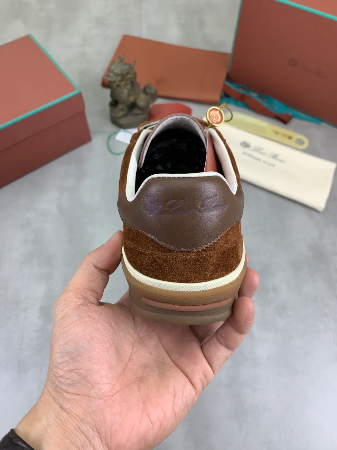 Men's men's shoes 💰P580 New model 💰 The latest casual shoes Loro Piana 💯 Top grade 💯 Buy the original copy 💯 Founded the existing Loro Piana company on April 24, 1924. It is the sixth generation of family operation, providing the best quality products to customers who are discerning about taste and quality. Imported original fly woven fabric with cowhide fabric, plain calfskin lining, hand-stitched thread with cowhide feet, original packaging, high-end outsole, size: 38-45 (custom-made for 46), 5️⃣ colors available